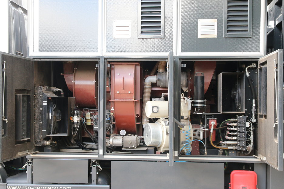 linkerzijde: turbine met daarvoor de compressor voor het schoonblazen van de filters