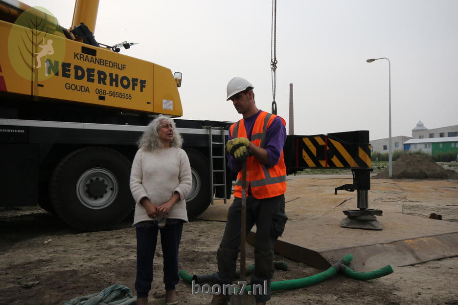 Mevrouw Kiki bij de verplanting van een grote Linde in Groningen, Bloemsingel.