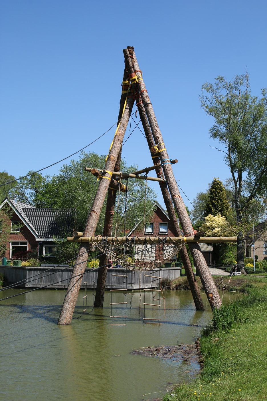 Hindernis midden in Havelte voor survivalrun