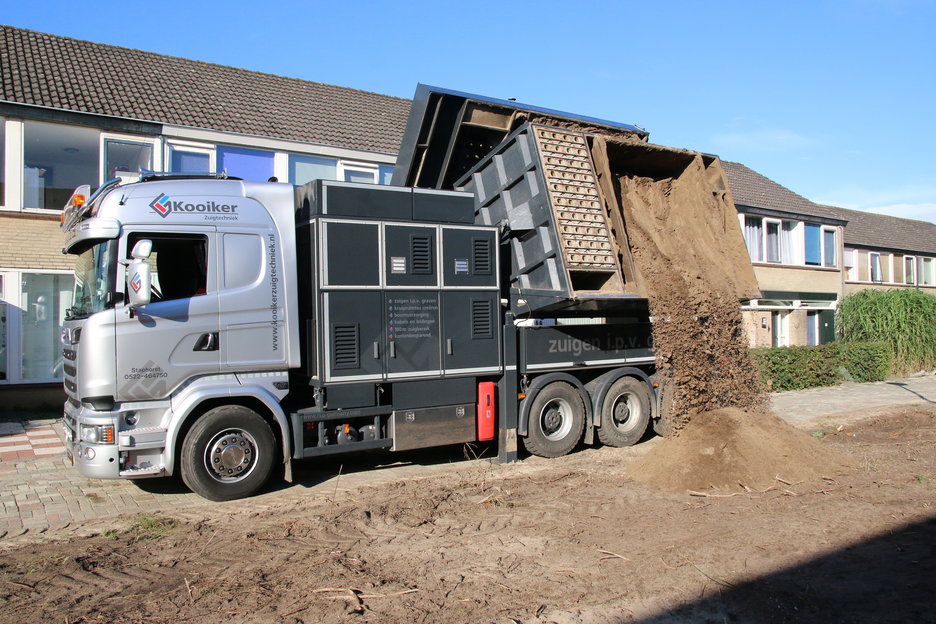 de bunker van de grondzuiger legen