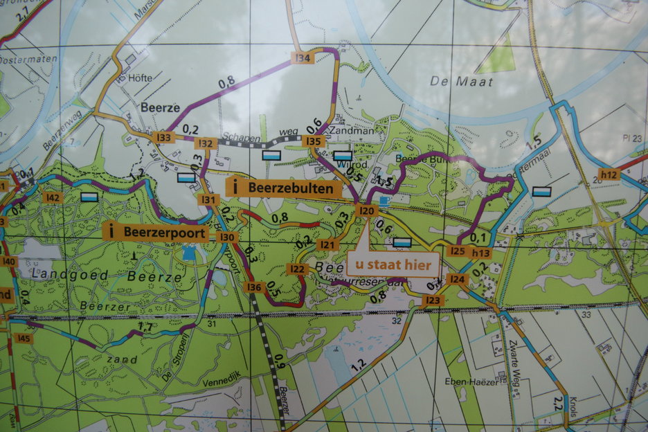 informatiebord bij parkeerplaats bij begin gele route.