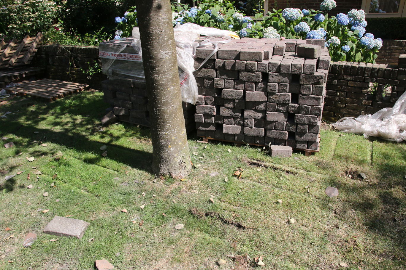 Ook de 2e boom heeft schade: aan de stam en bodemverdichting, want zulk zwaar materiaal geeft een enorme wieldruk