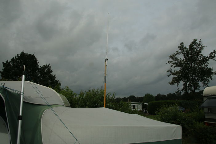 Wifi antenne boven caravan voor betere ontvangst