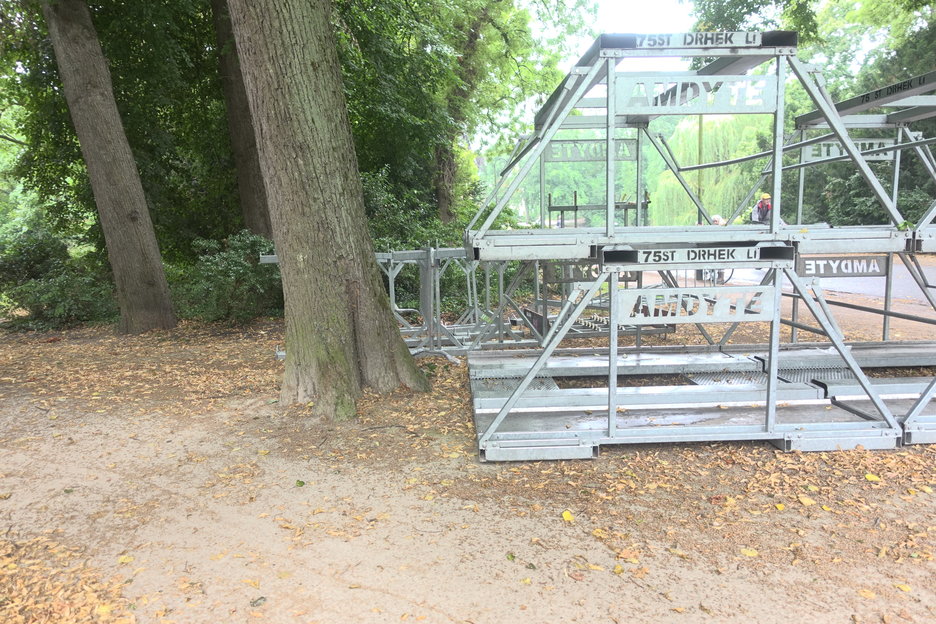 16:10:13 - het materiaal is geplaatst met een zware vorkheftruck bij een boom zonder bescherming