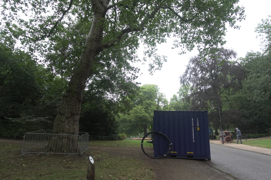 16:11:06 - De container staat binnen de kwetsbare zone van een monumentale boom