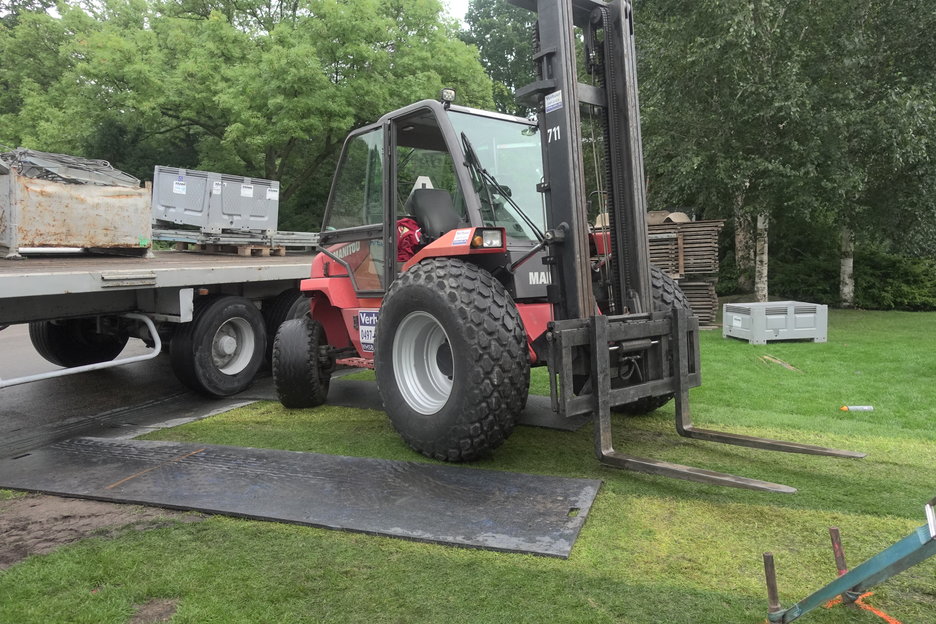 17:23:15 - de eerste grasbanden op foto helaas wel naast rijplaten