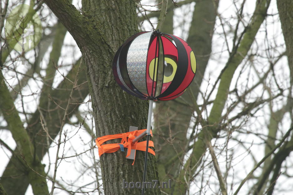 vogelverschrikker in een boom om roeken te verjagen