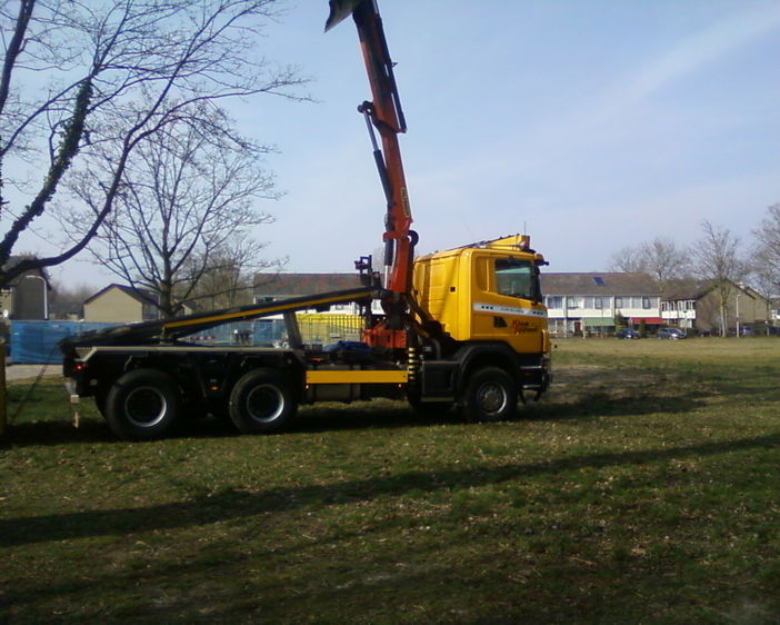 met het zwaarste materieel betonnen platen afleveren precies op het wortelpakket.